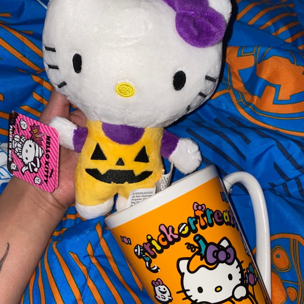 Halloween hello kitty mug and plush set